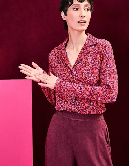 Celia Fluid knit blouse.Een comfortabele blouse met print, perfect voor een vrouwelijke en opvallende look.