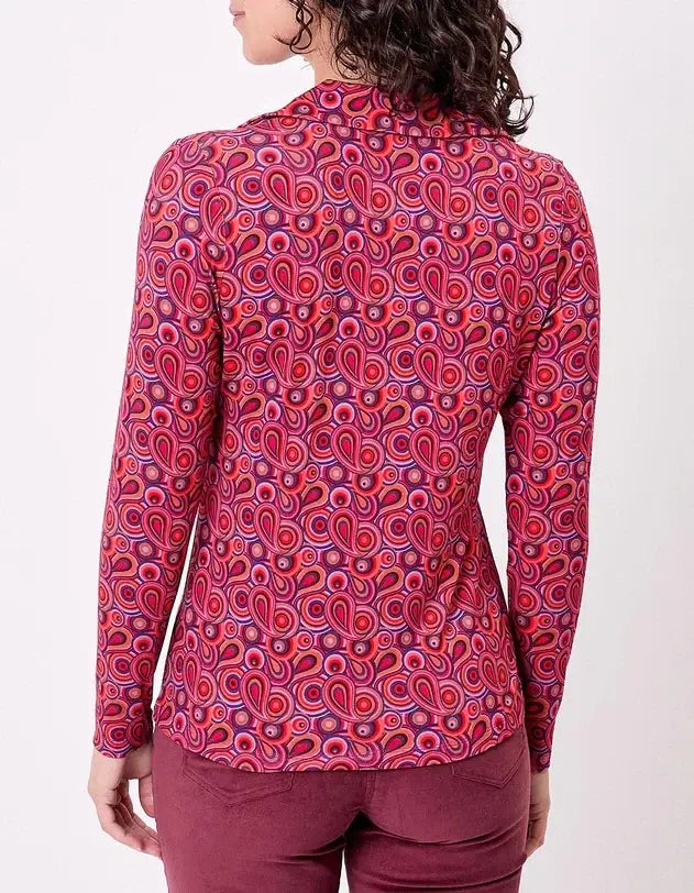 Celia Fluid knit blouse.Een comfortabele blouse met print, perfect voor een vrouwelijke en opvallende look.