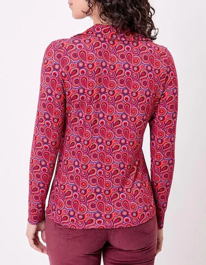 Celia Fluid knit blouse.Een comfortabele blouse met print, perfect voor een vrouwelijke en opvallende look.