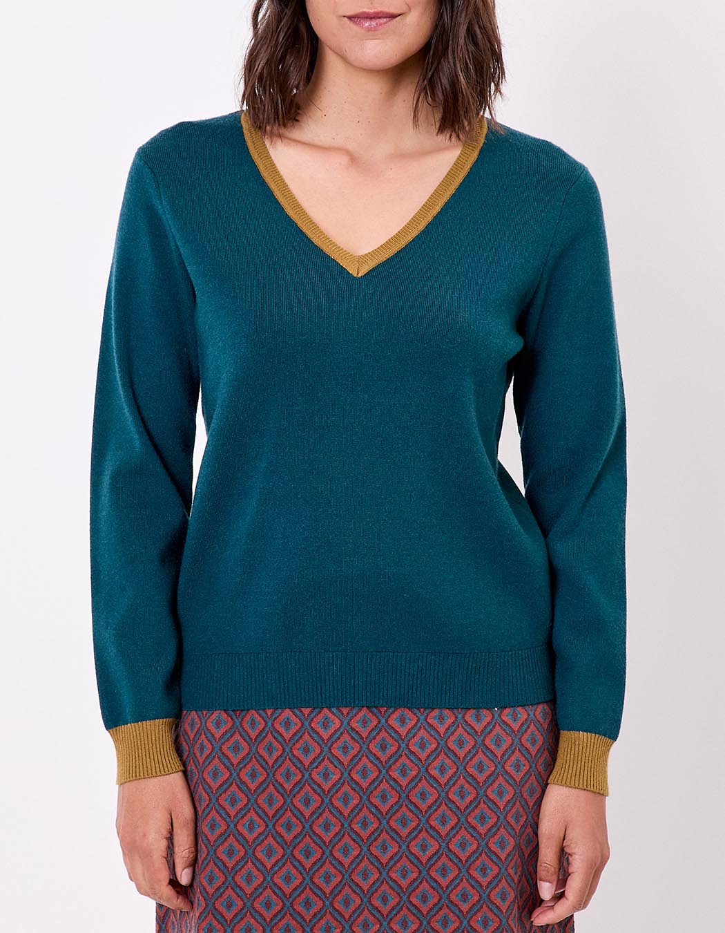 Khaki kleur pullover met contrast boorden in oker geel