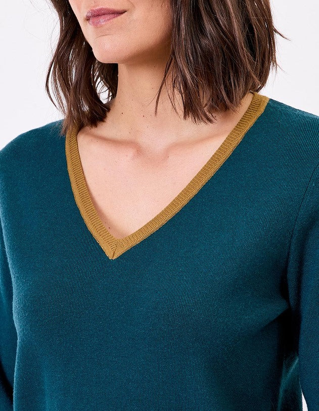 Khaki kleur pullover met contrast boorden in oker geel