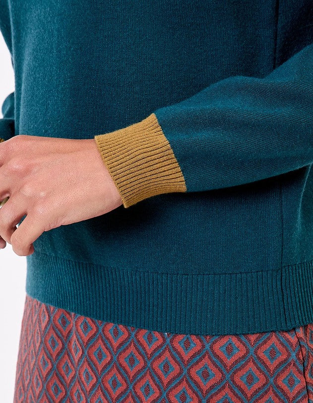 Khaki kleur pullover met contrast boorden in oker geel