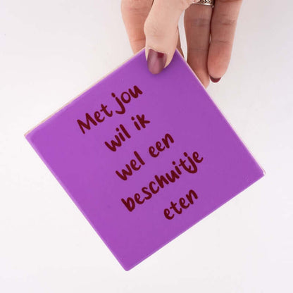 Tegeltje beschuitje eten