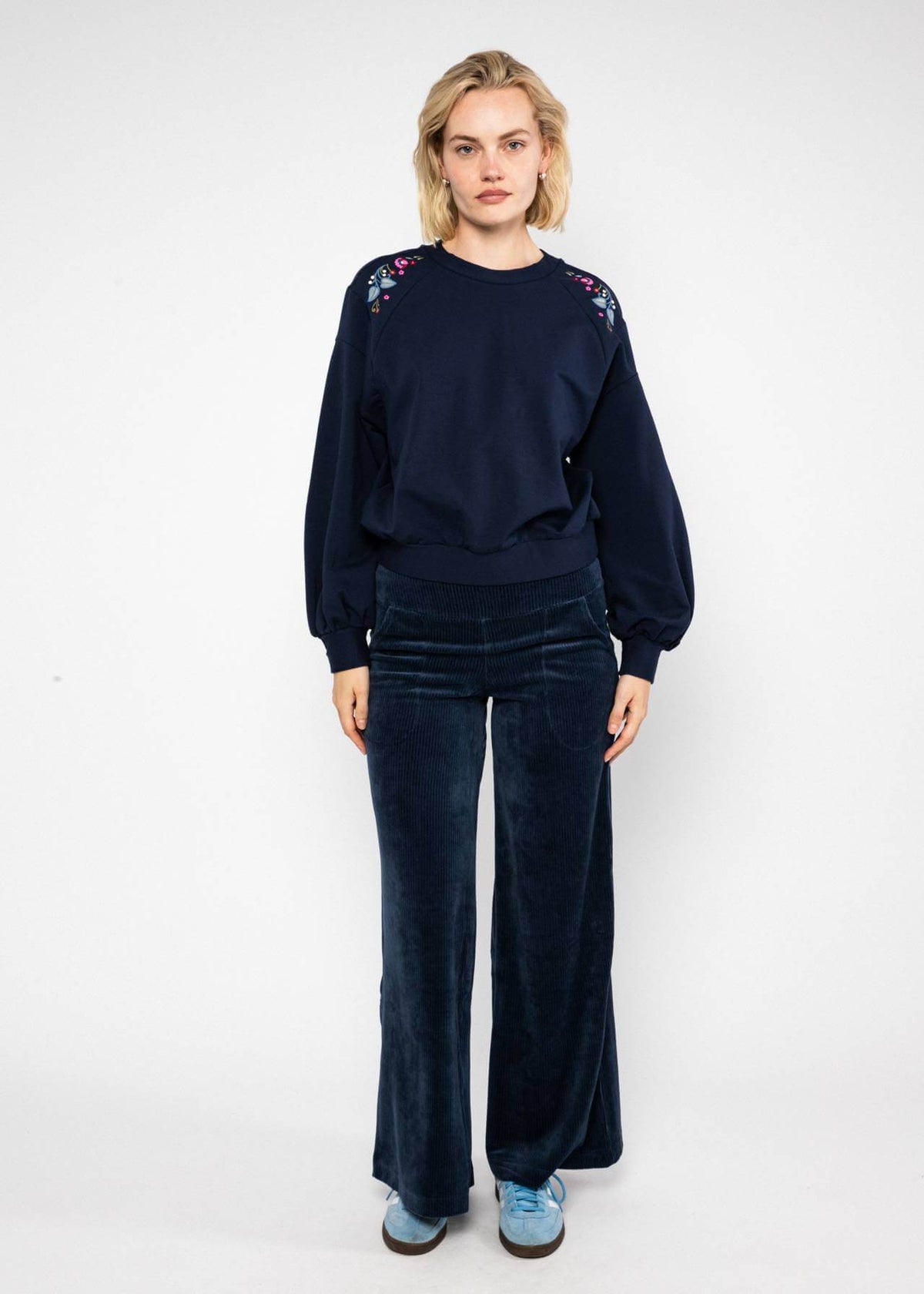 Nonchalant, comfortabel en absoluut veelzijdig: deze culotte met hoge taille en verlengde pijpen, gemaakt van zachte biologische katoen met een corduroy-look