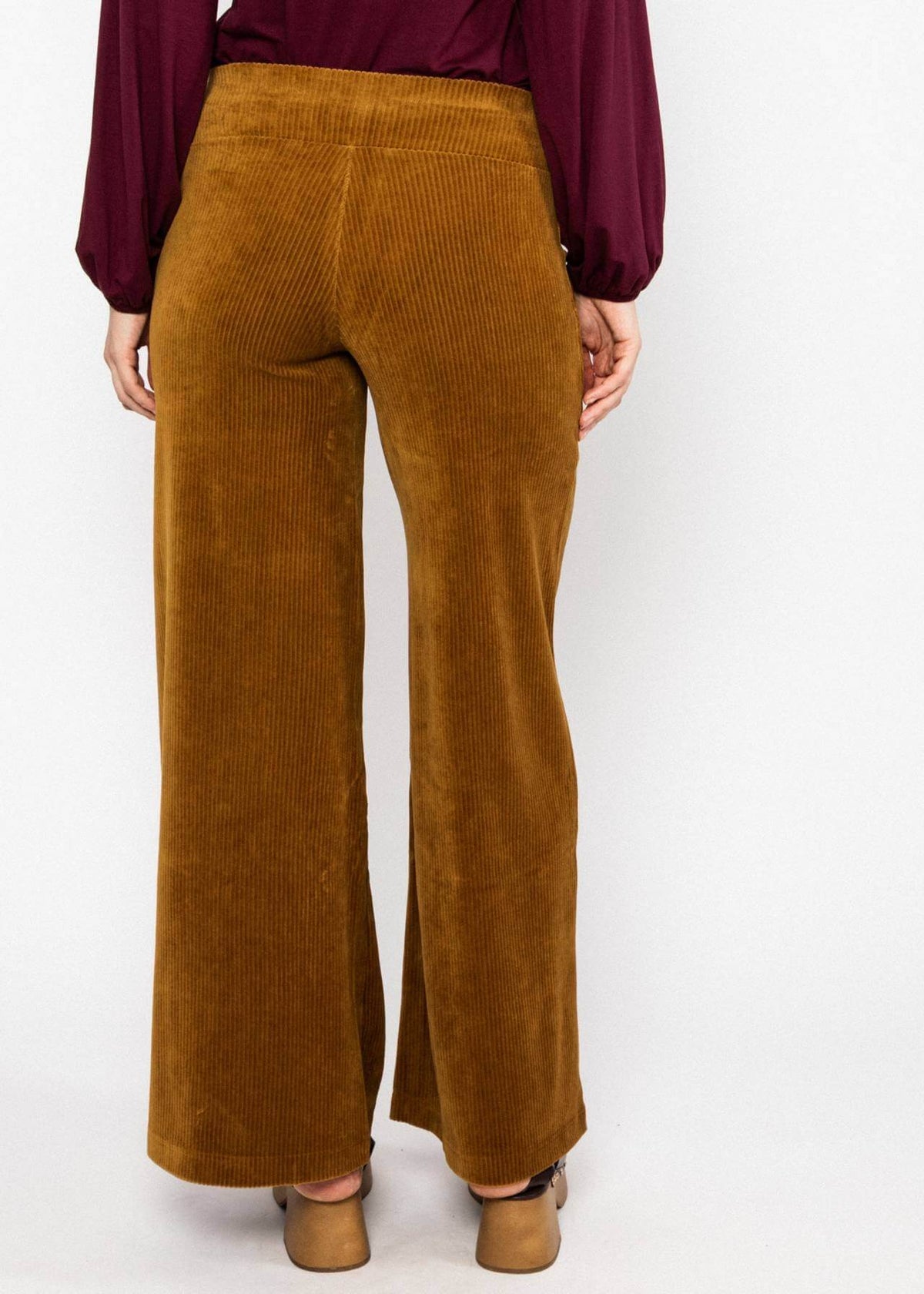 Nonchalant, comfortabel en absoluut veelzijdig: deze culotte met hoge taille en verlengde pijpen, gemaakt van zachte biologische katoen met een corduroy-look