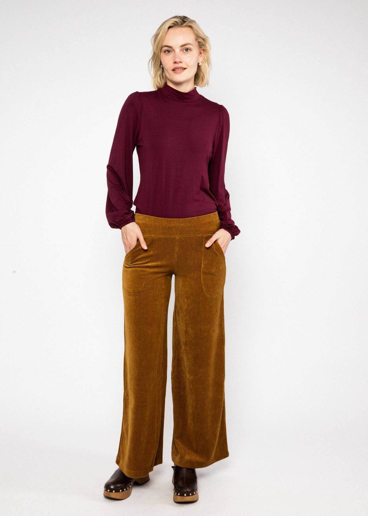Nonchalant, comfortabel en absoluut veelzijdig: deze culotte met hoge taille en verlengde pijpen, gemaakt van zachte biologische katoen met een corduroy-look