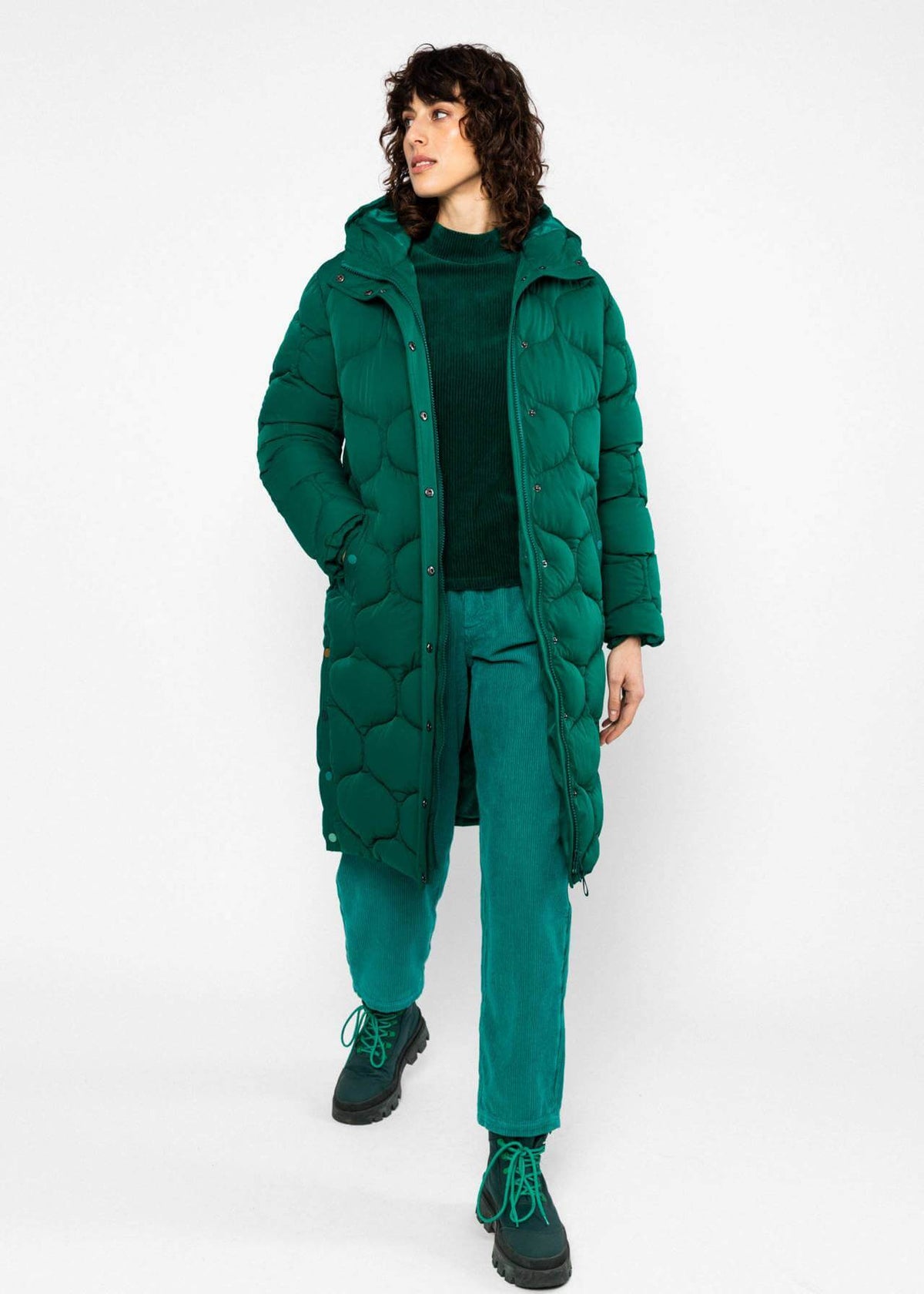 Vederloos warm, functioneel en modern: de „No Down Mister“ is een lange winterjas van 100 % gerecycled polyester, gevuld met duurzame Sorona®-Aura-vezels.