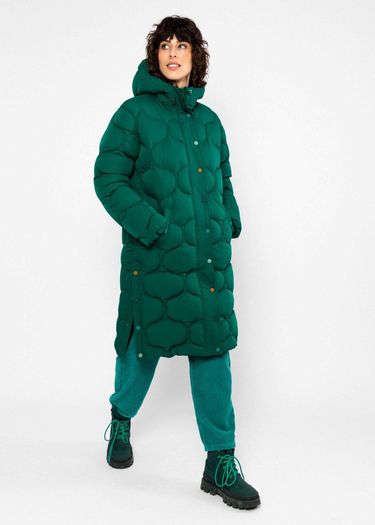 Vederloos warm, functioneel en modern: de „No Down Mister“ is een lange winterjas van 100 % gerecycled polyester, gevuld met duurzame Sorona®-Aura-vezels.
