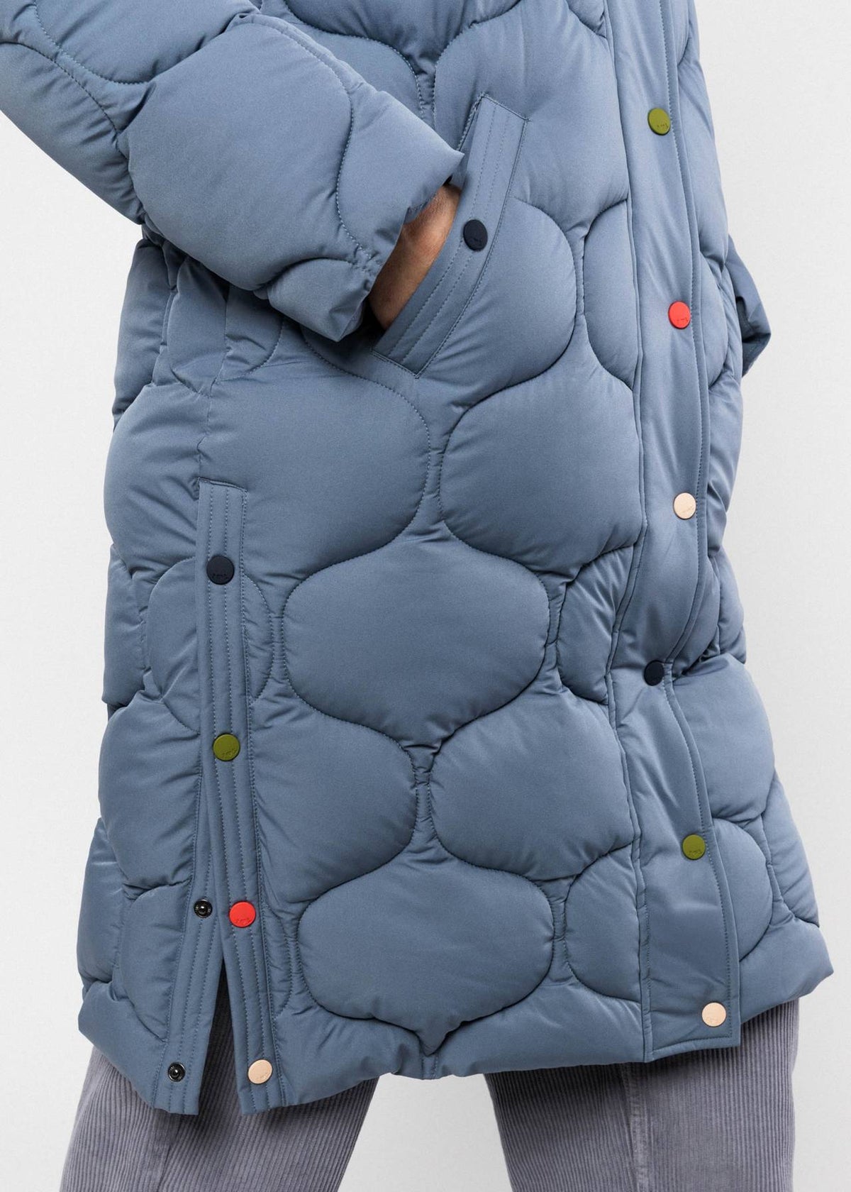 Vederloos warm, functioneel en modern: de „No Down Mister“ is een lange winterjas van 100 % gerecycled polyester, gevuld met duurzame Sorona®-Aura-vezels.