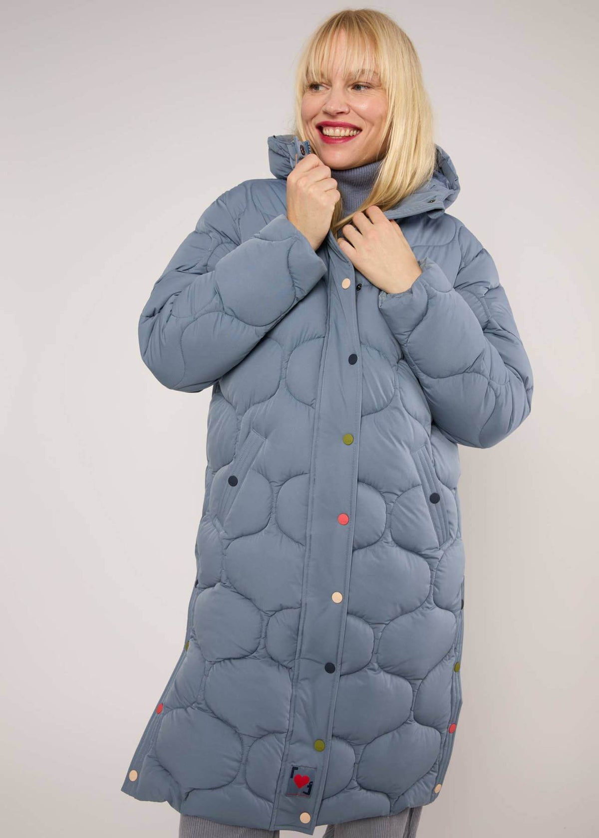 Vederloos warm, functioneel en modern: de „No Down Mister“ is een lange winterjas van 100 % gerecycled polyester, gevuld met duurzame Sorona®-Aura-vezels.
