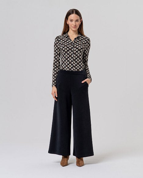 Zwarte pantalon met wijde pijp.