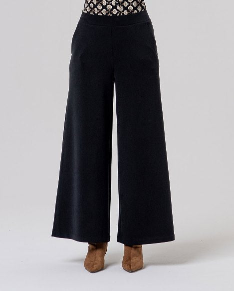 Zwarte pantalon met wijde pijp.