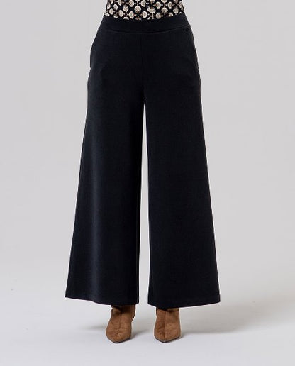 Zwarte pantalon met wijde pijp.