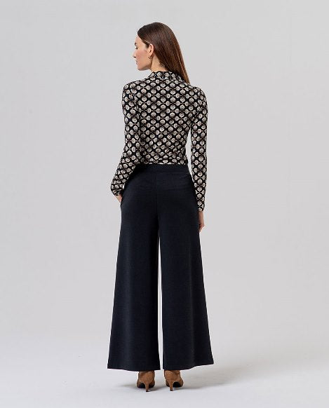 Zwarte pantalon met wijde pijp.