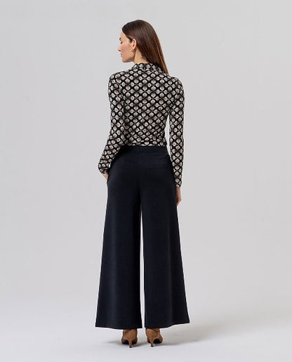 Zwarte pantalon met wijde pijp.