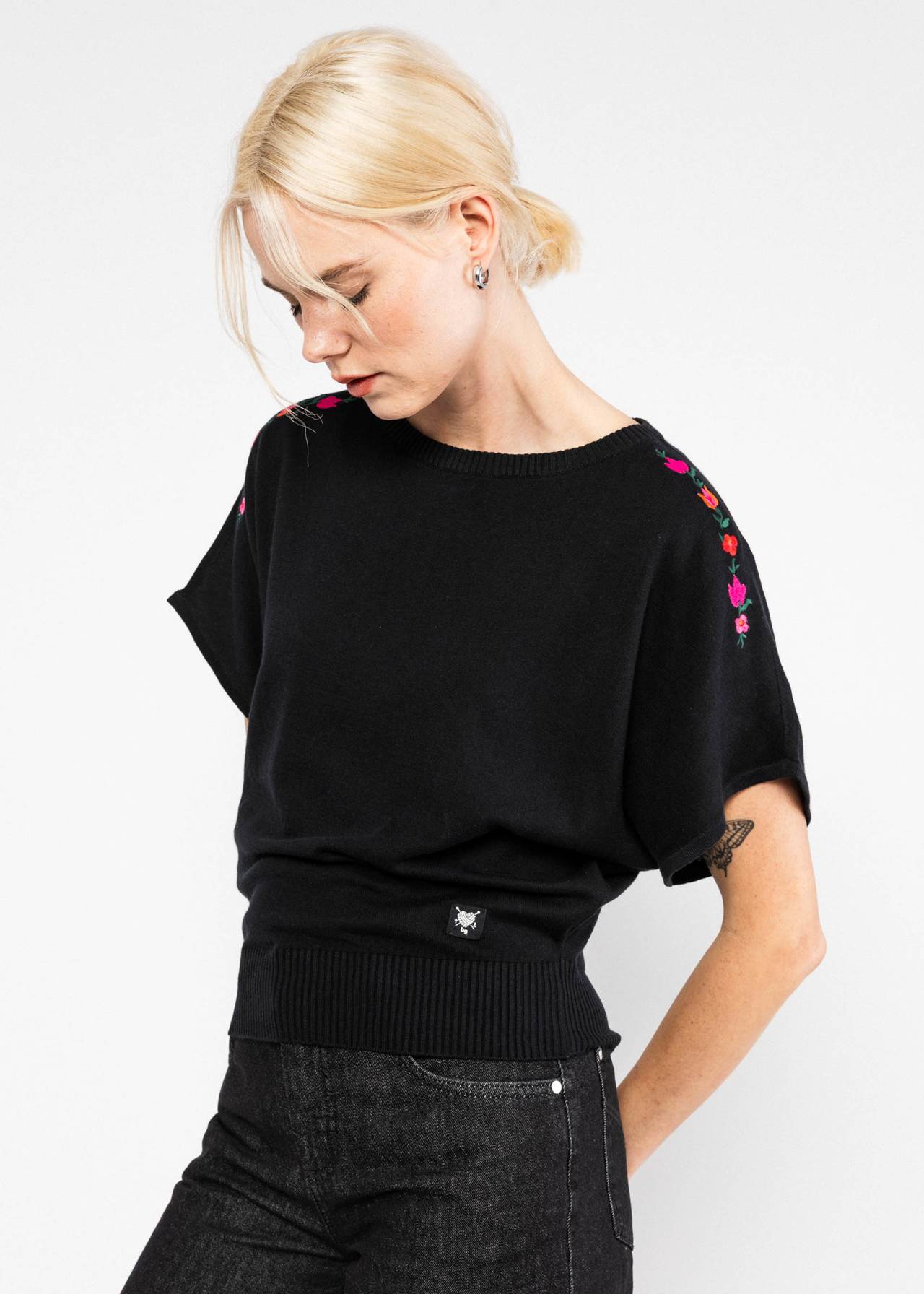 Knitted Top Picnic Friend elegant lady in black