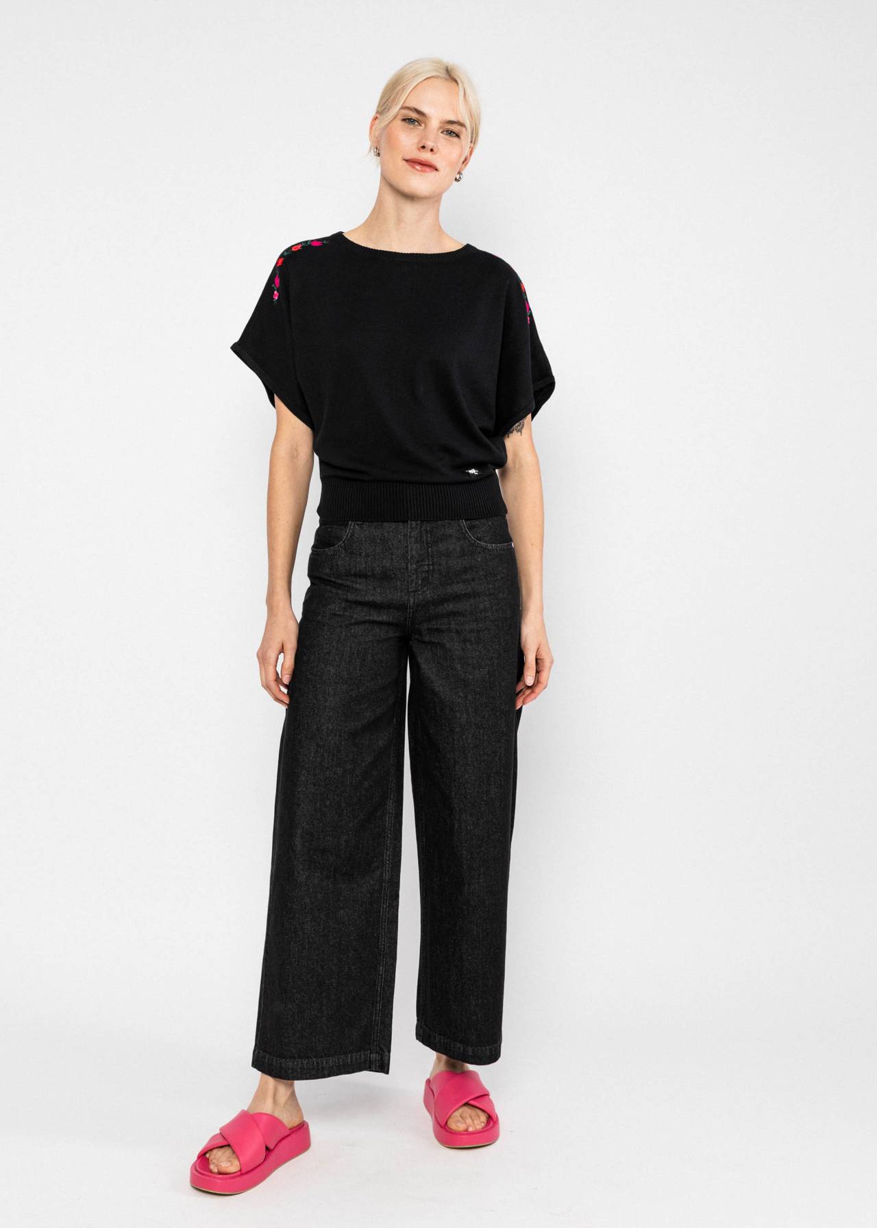 Knitted Top Picnic Friend elegant lady in black