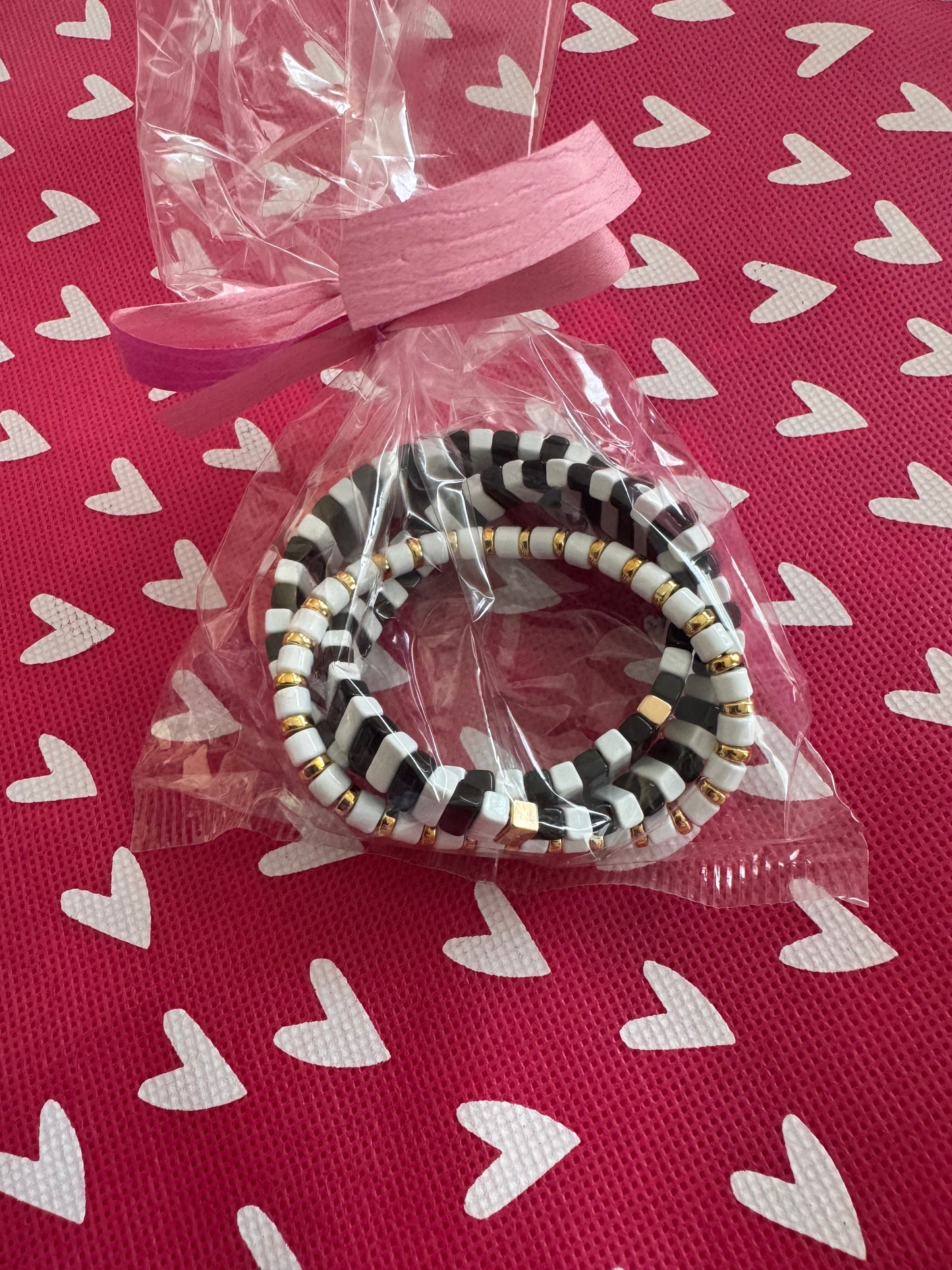 Armbandjes in verschillende kleuren 