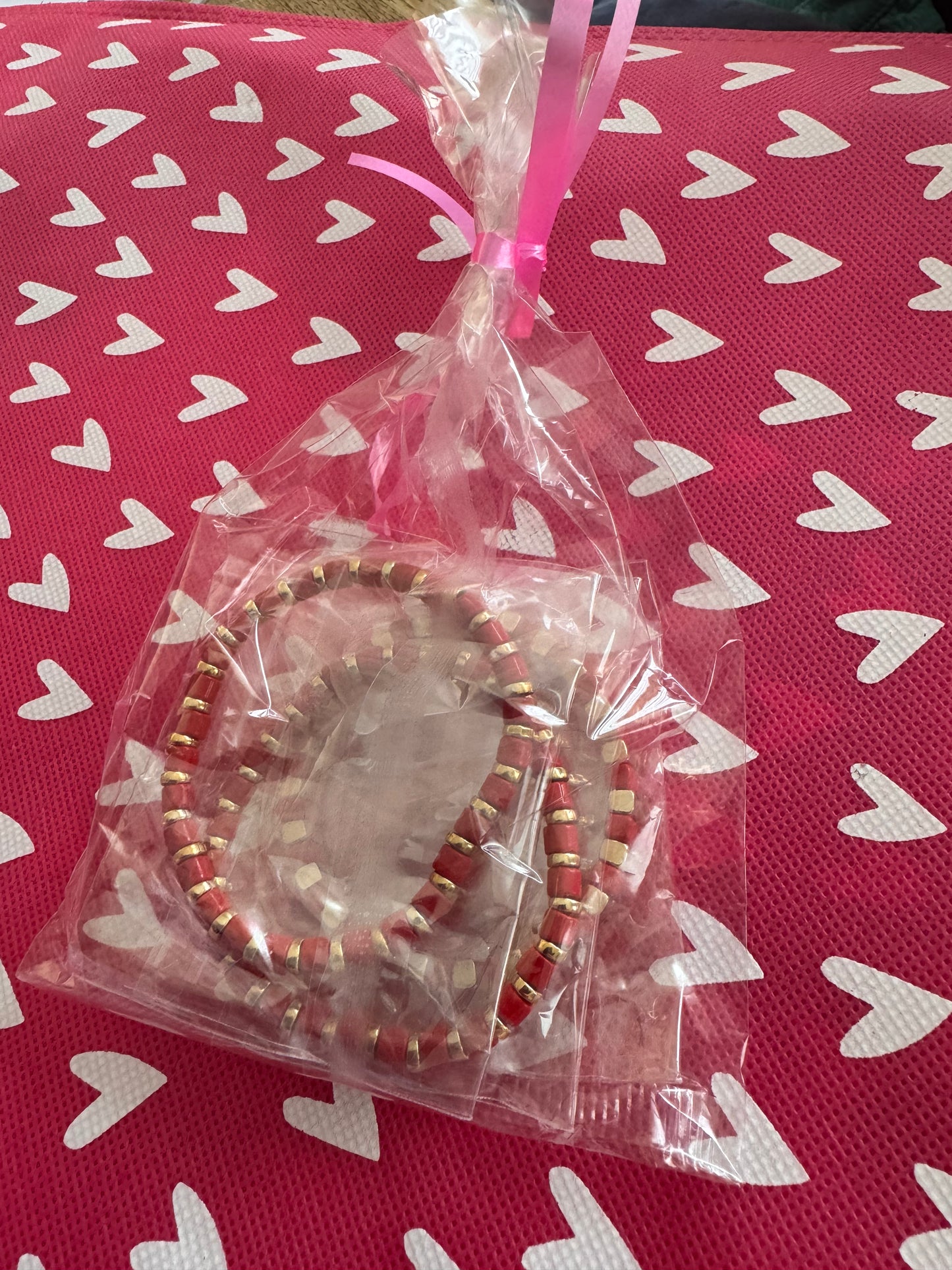 Armbandjes in verschillende kleuren 