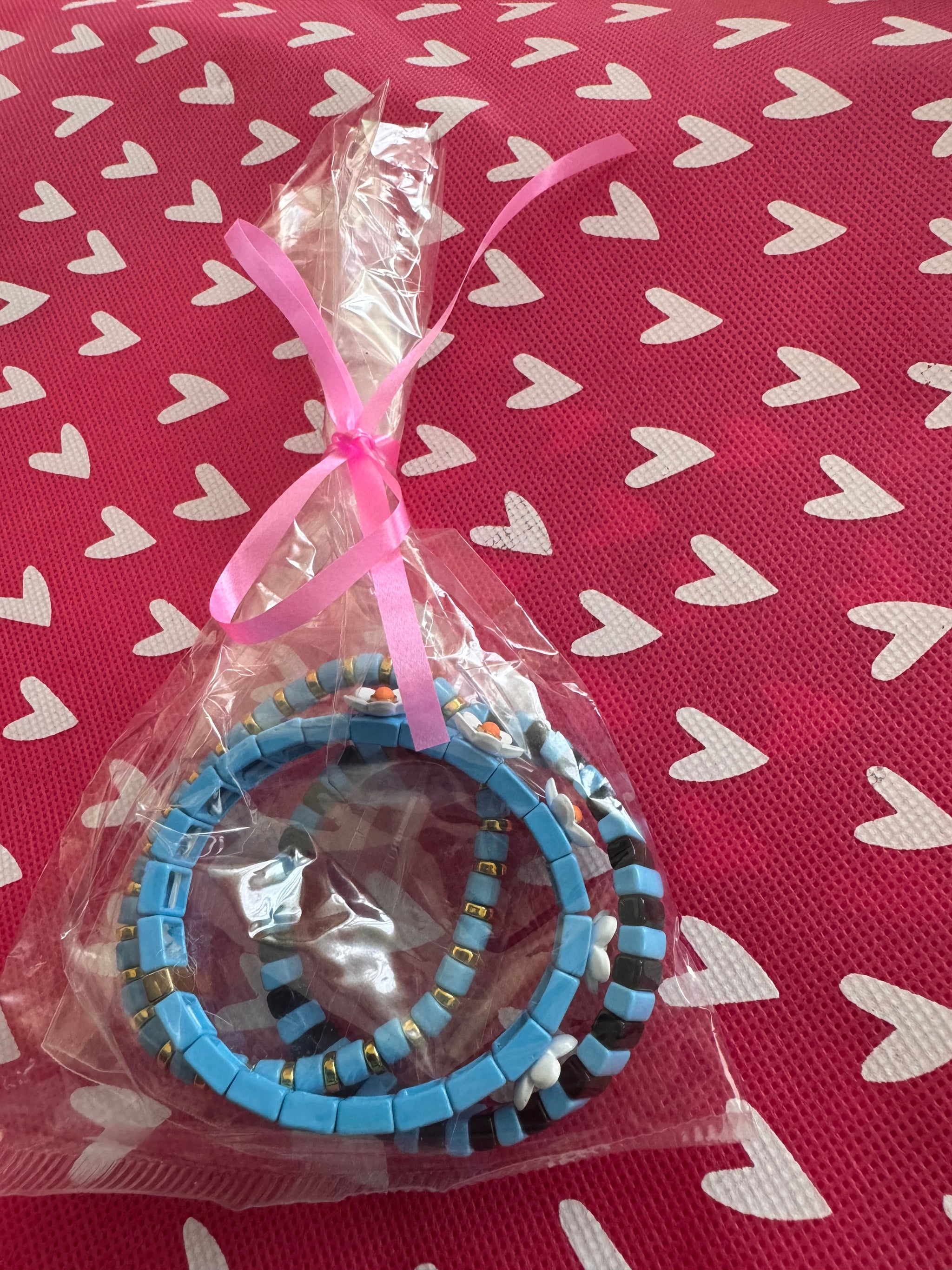 Armbandjes in verschillende kleuren 
