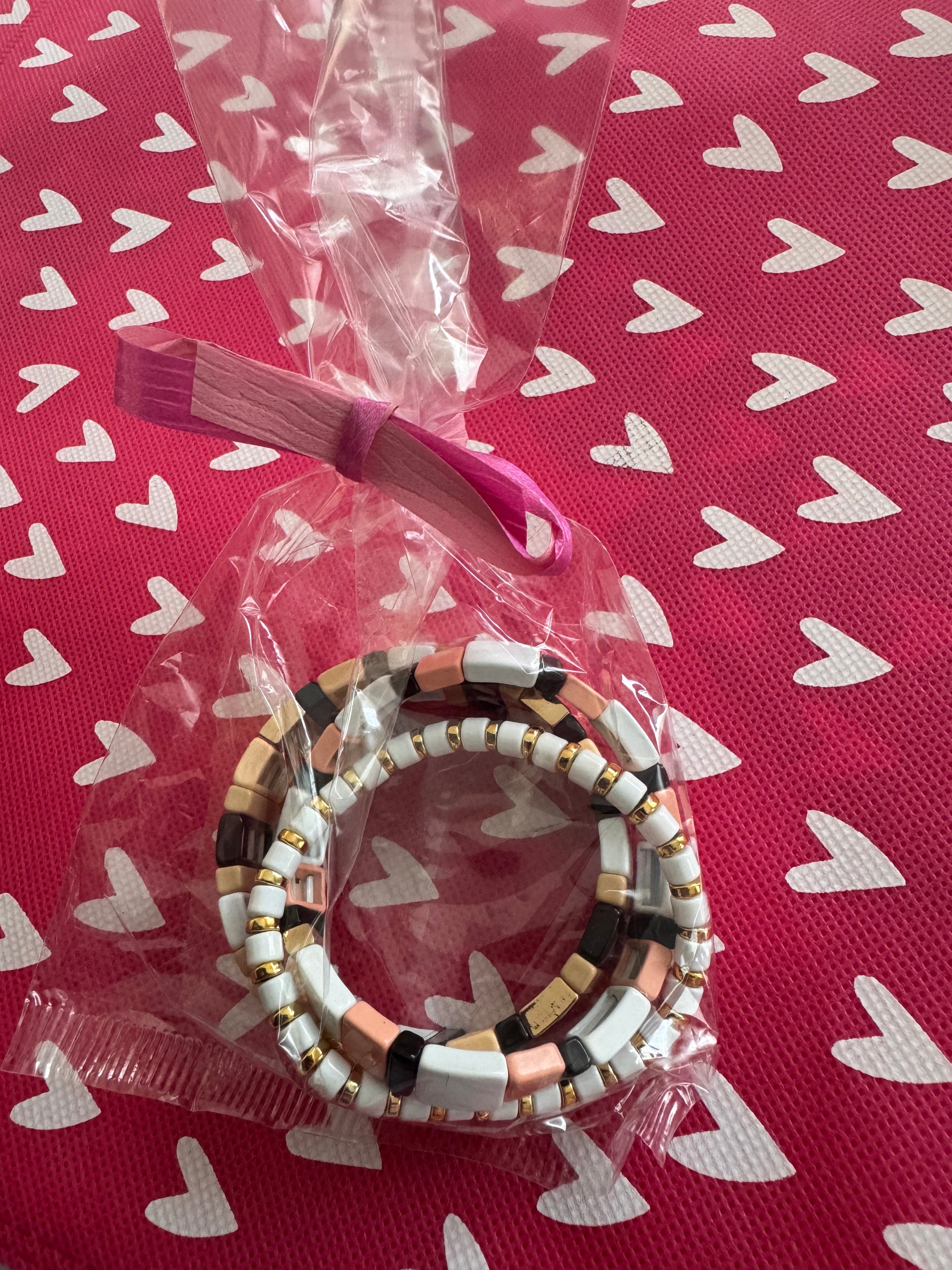 Armbandjes in verschillende kleuren 