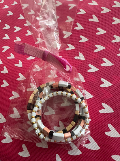 Armbandjes in verschillende kleuren 