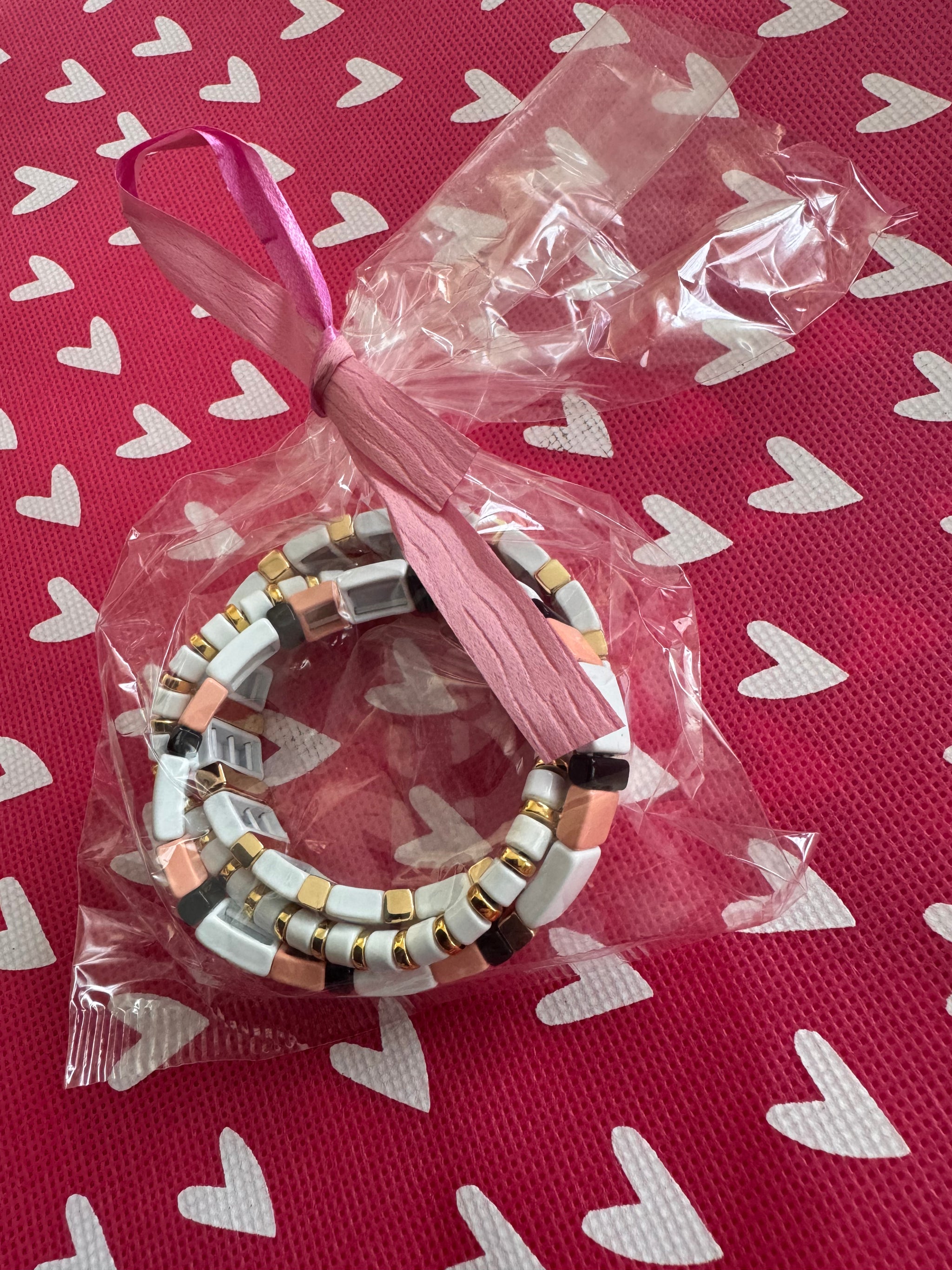 Armbandjes in verschillende kleuren 