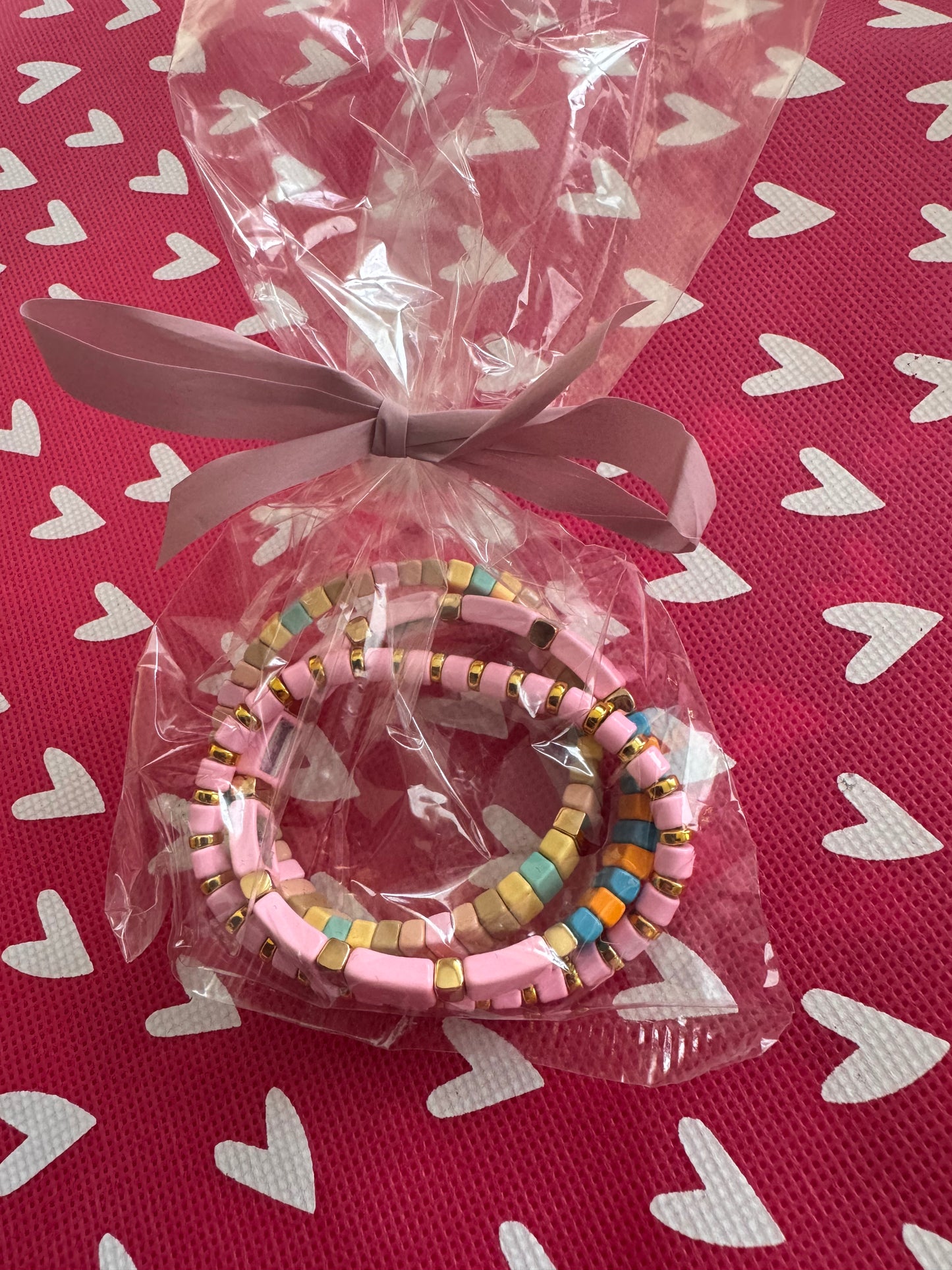 Armbandjes in verschillende kleuren 