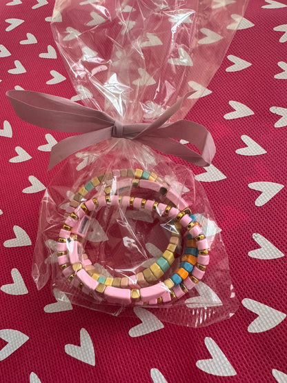 Armbandjes in verschillende kleuren 