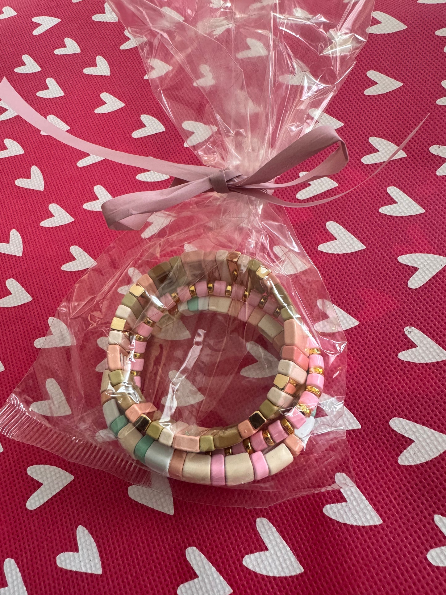 Armbandjes in verschillende kleuren 