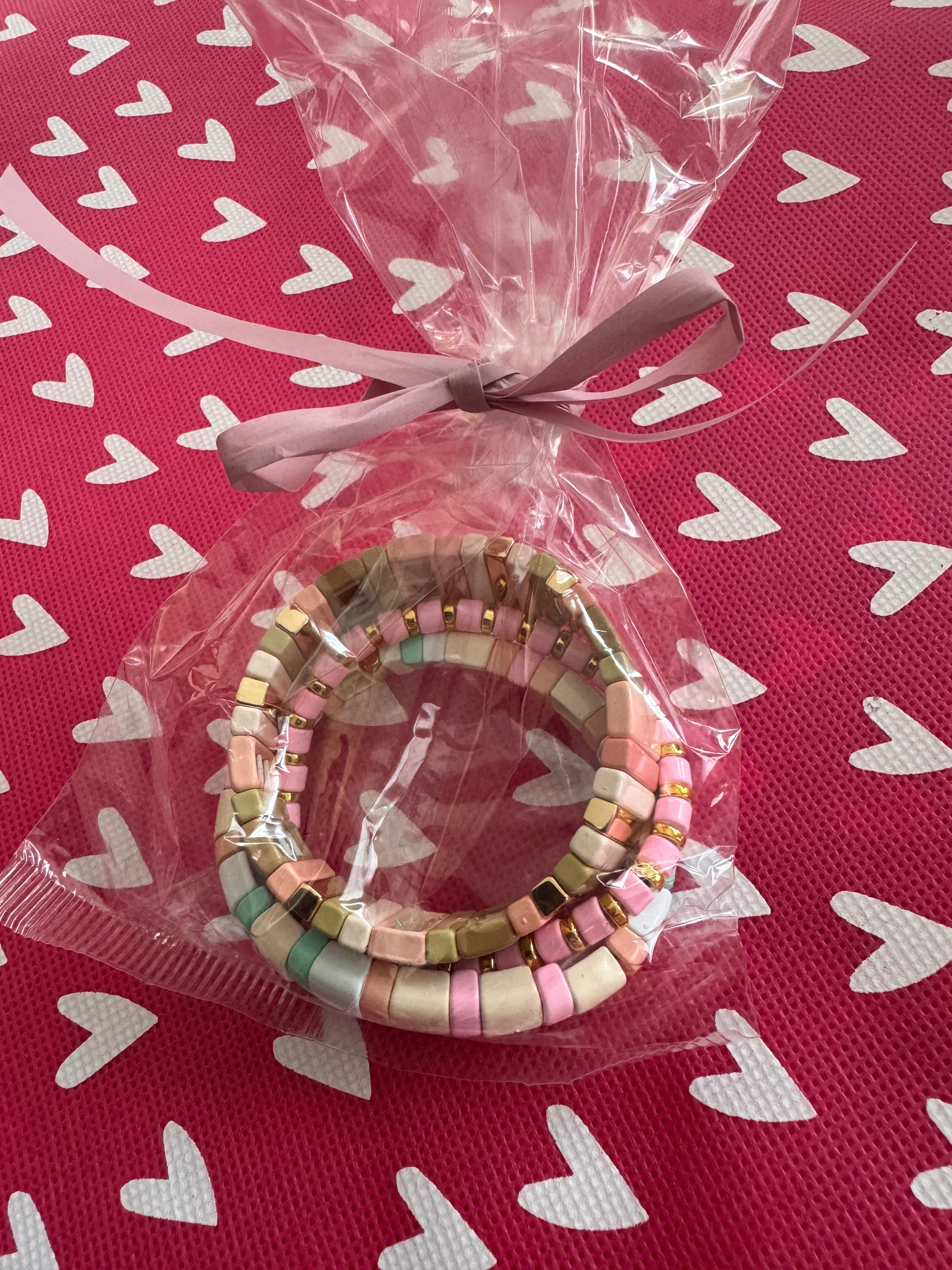Armbandjes in verschillende kleuren 