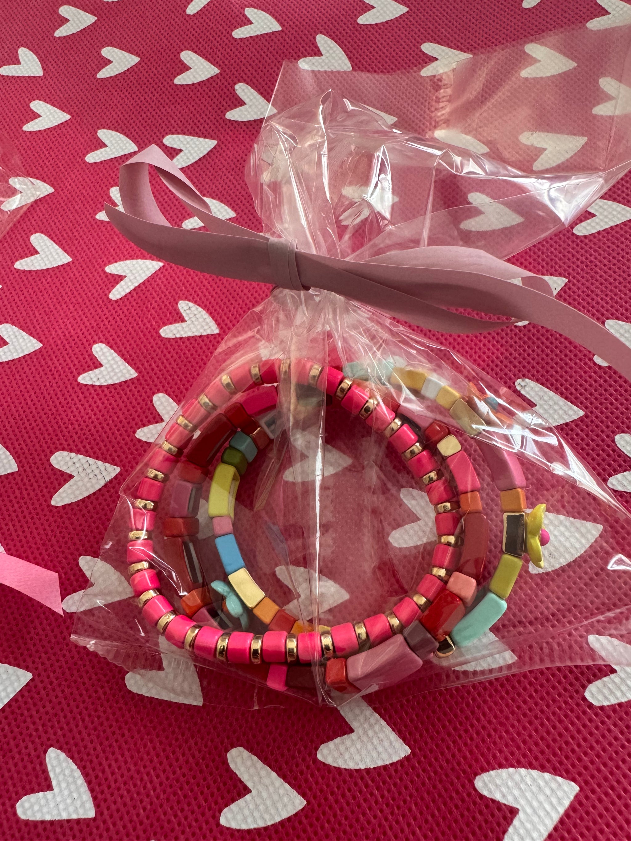 Armbandjes in verschillende kleuren 