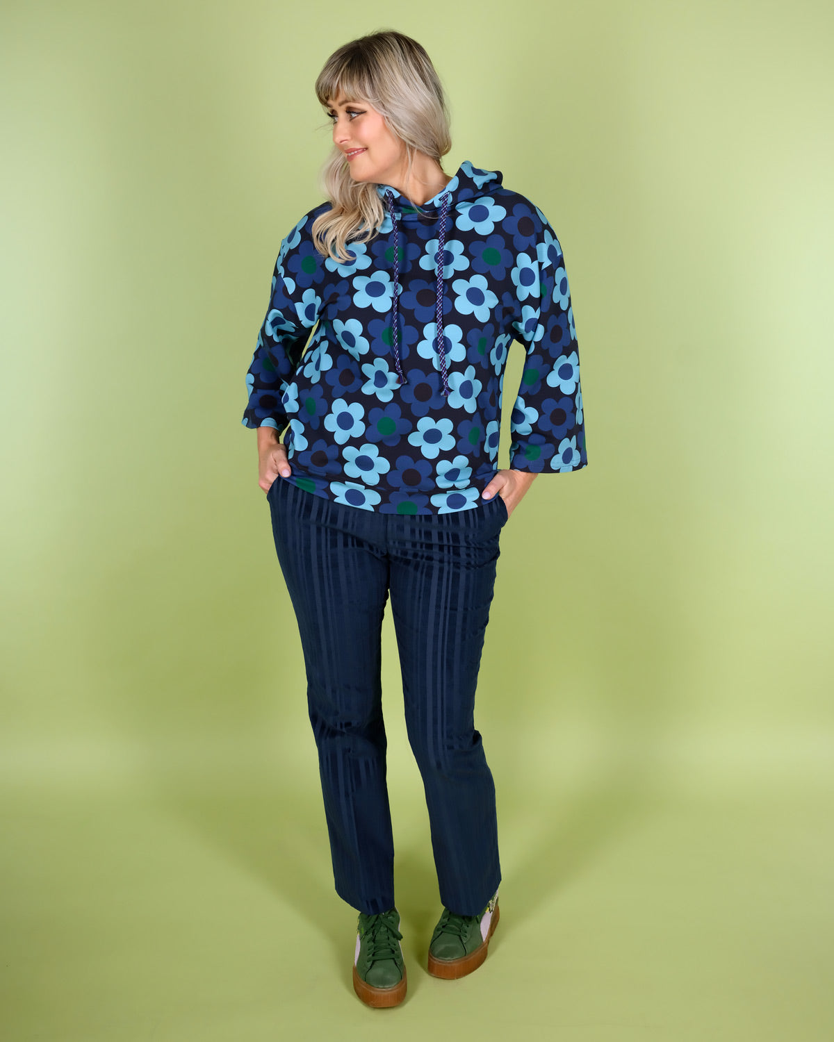 Blauwe hoodie  met capuchon.
