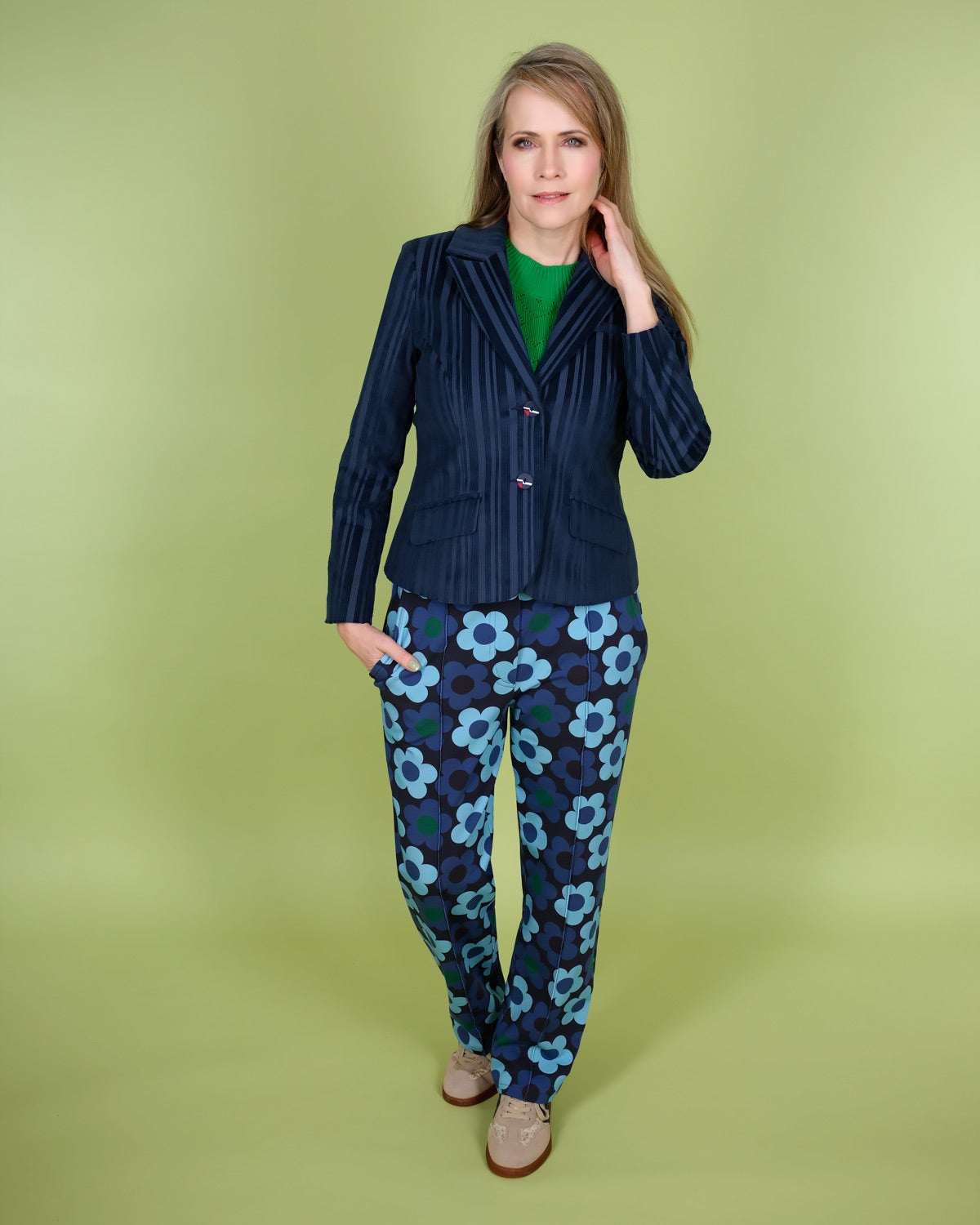 Blauwe broek met bloemen print 